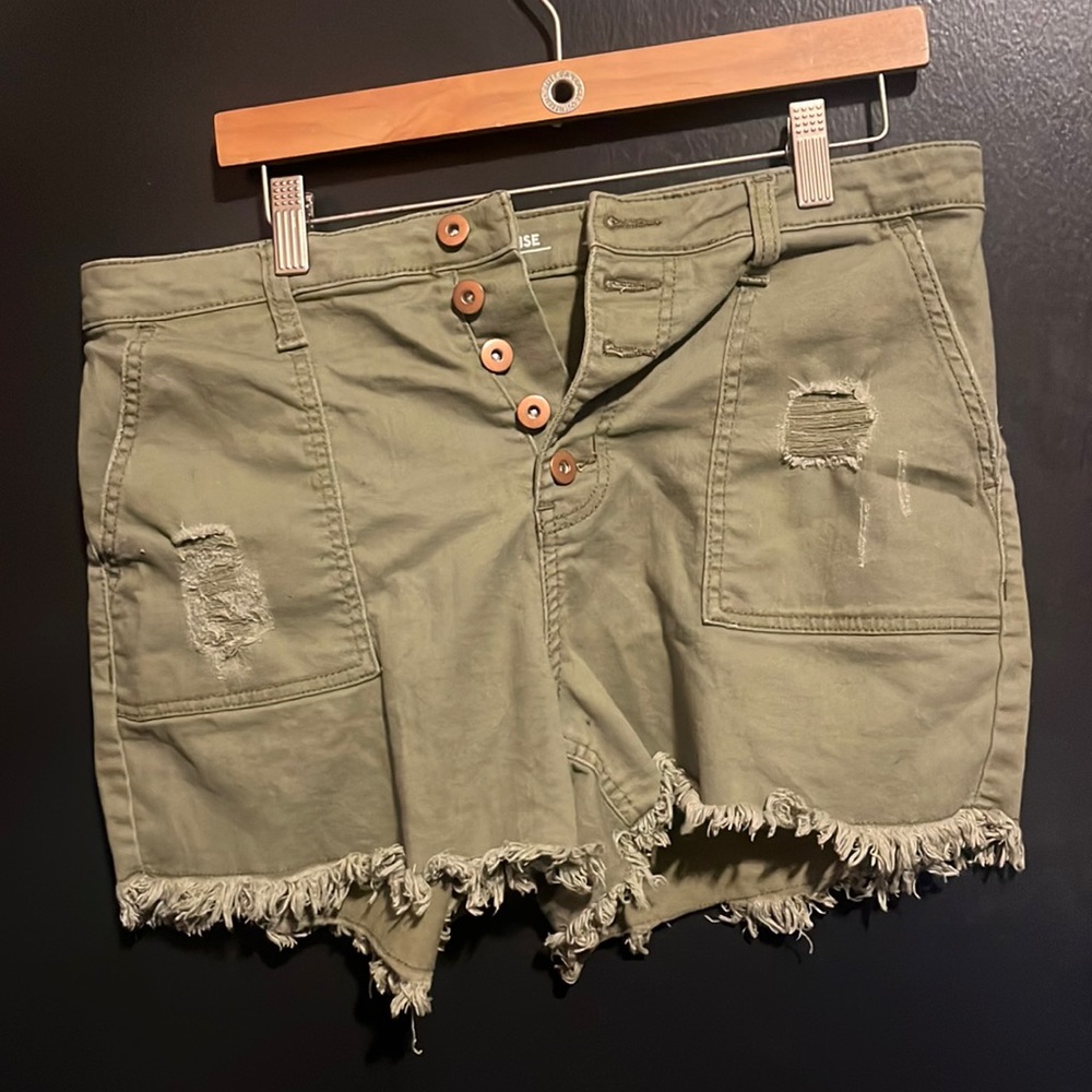 No Boundaries Juniors' Exposed Button Chop Pocket High-Rise Shorts Color- Green